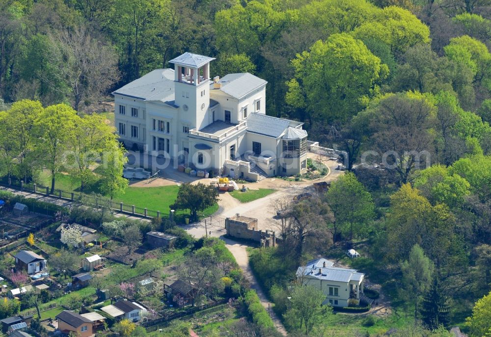 Potsdam from the bird's eye view: Villa Henckel on Pfingstberg in residential area of single-family settlement Grosse Weinmeisterstrasse in the district Noerdliche Vorstadt in Potsdam in the state Brandenburg, Germany