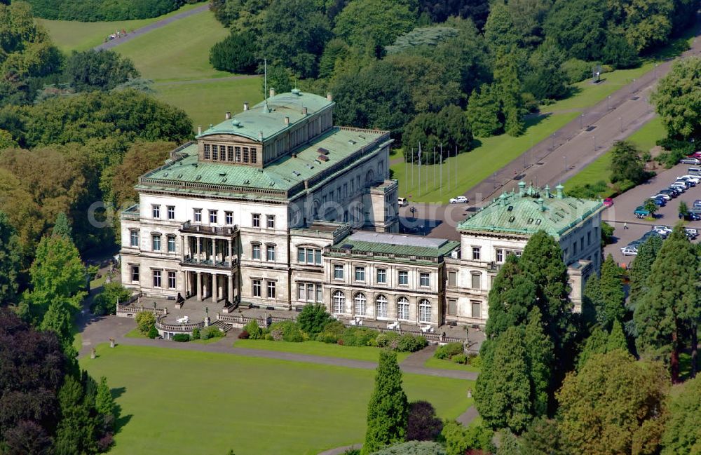 Essen from above - Blick auf die Villa Hügel. Die Villa Hügel, im Essener Stadtteil Bredeney gelegen, wurde 1873 von Alfred Krupp errichtet und ist das ehemalige Wohn- und Repräsentationshaus der Industriellenfamilie Krupp. Die Villa hat 269 Räume, 8100 m² Wohn- und Nutzfläche und liegt in einem 28 Hektar großen Park an prominenter Stelle über dem Ruhrtal und dem Baldeneysee. Kontakt: Kulturstiftung Ruhr Essen, Villa Hügel, 45133 Essen, Tel. +49(0)201 61629 0, Fax +49(0)201 61629 11, Email: office@villahuegel.de /