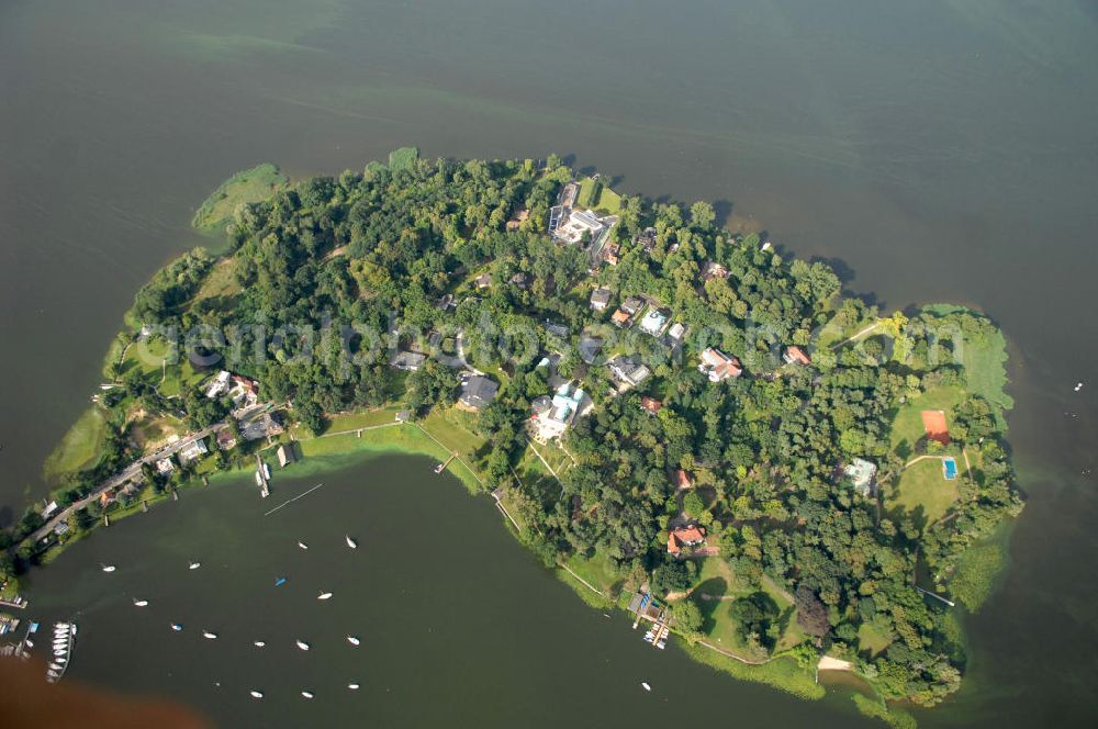 Aerial photograph Berlin - Blick auf die Insel Schwanenwerder am Wannsee. Schwanenwerder liegt im Ortsteil Nikolassee des Bezirks Steglitz-Zehlendorf von Berlin. Es gibt nur einen einzigen Zugang zu der Insel die fast komplett mit Villen und Einfamilienhäusern bebaut ist.