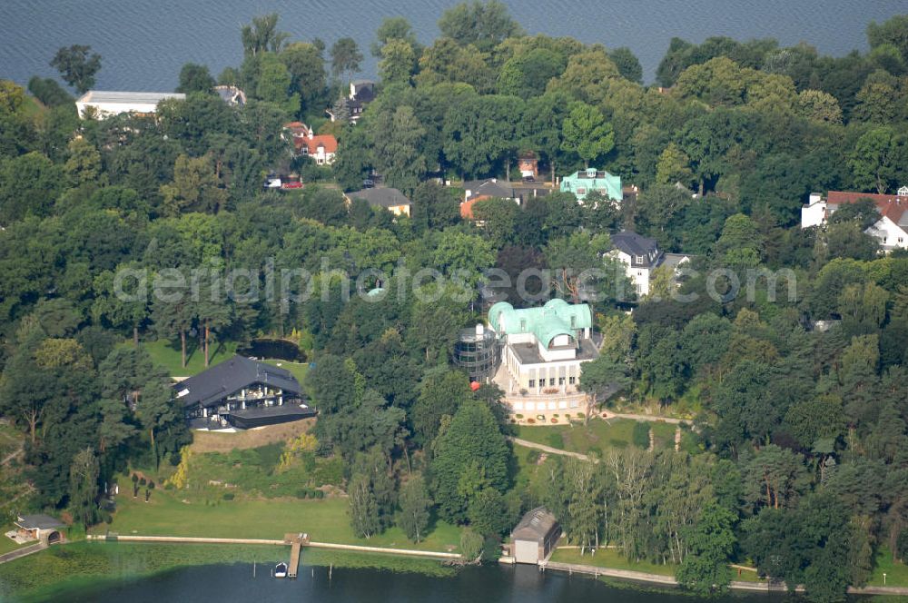 Berlin from above - Blick auf die Insel Schwanenwerder am Wannsee. Schwanenwerder liegt im Ortsteil Nikolassee des Bezirks Steglitz-Zehlendorf von Berlin. Es gibt nur einen einzigen Zugang zu der Insel die fast komplett mit Villen und Einfamilienhäusern bebaut ist.