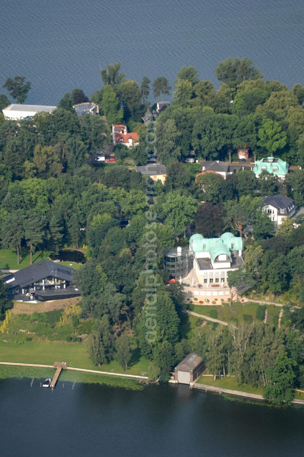 Aerial image Berlin - Blick auf die Insel Schwanenwerder am Wannsee. Schwanenwerder liegt im Ortsteil Nikolassee des Bezirks Steglitz-Zehlendorf von Berlin. Es gibt nur einen einzigen Zugang zu der Insel die fast komplett mit Villen und Einfamilienhäusern bebaut ist.