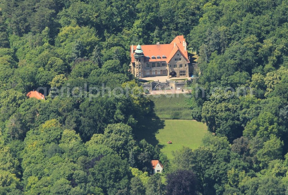Aerial photograph Bad Frankenhausen/Kyffhäuser - At the driveway to Kyffhaeuser in Bad Frankenhausen in Thuringia, the park and the Villa Hoheneck. In the historic park in the last century created the architect Hermann Muthesius a villa which has been integrated directly into the garden environment. The building has been in recent decades among others used as a sanatorium, hotel and holiday home. There is a special attraction, a nearly unadulterated ensemble of classical villa garden