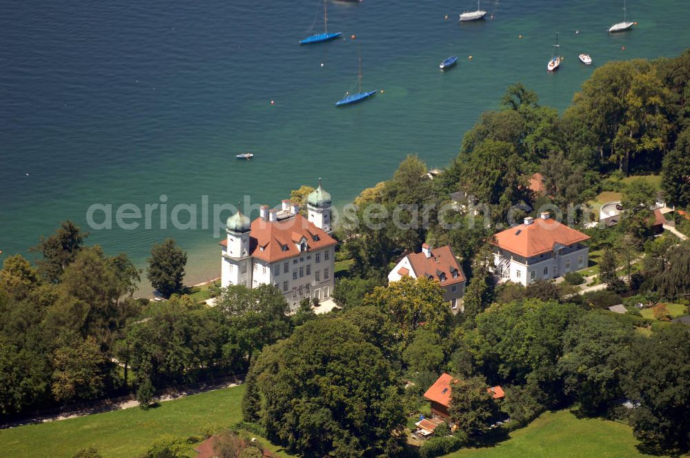 Ammerland from the bird's eye view: Villa mit weiteren Gebäudekomplexen am Starnberger See.