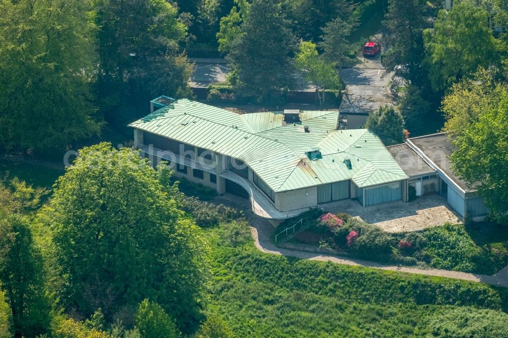 Essen from the bird's eye view: Luxury villa in residential area of single-family settlement of Berthold Beitz in Weg to the Platte in Essen in the state North Rhine-Westphalia