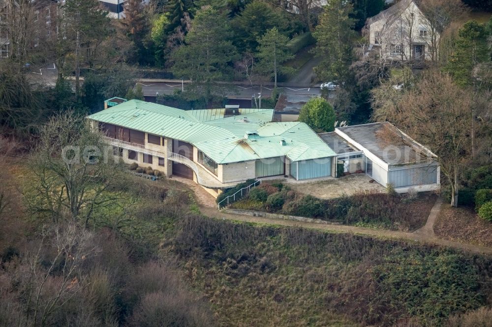 Essen from the bird's eye view: Luxury villa in residential area of single-family settlement in Weg to the Platte in Essen in the state North Rhine-Westphalia