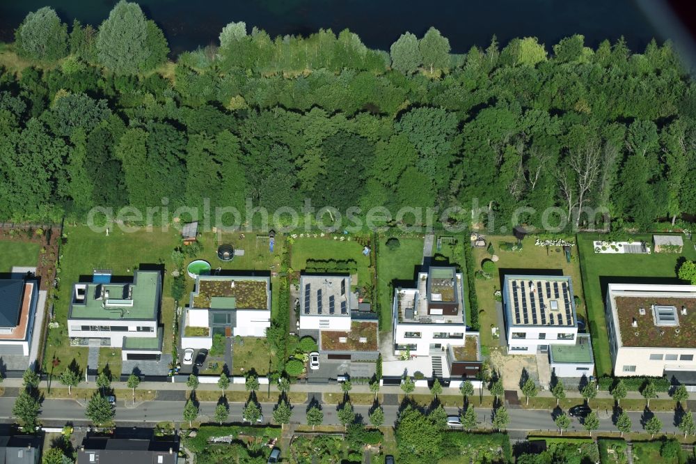 Markkleeberg from the bird's eye view: Luxury villa in residential area of single-family settlement Equipagenweg in Markkleeberg in the state Saxony