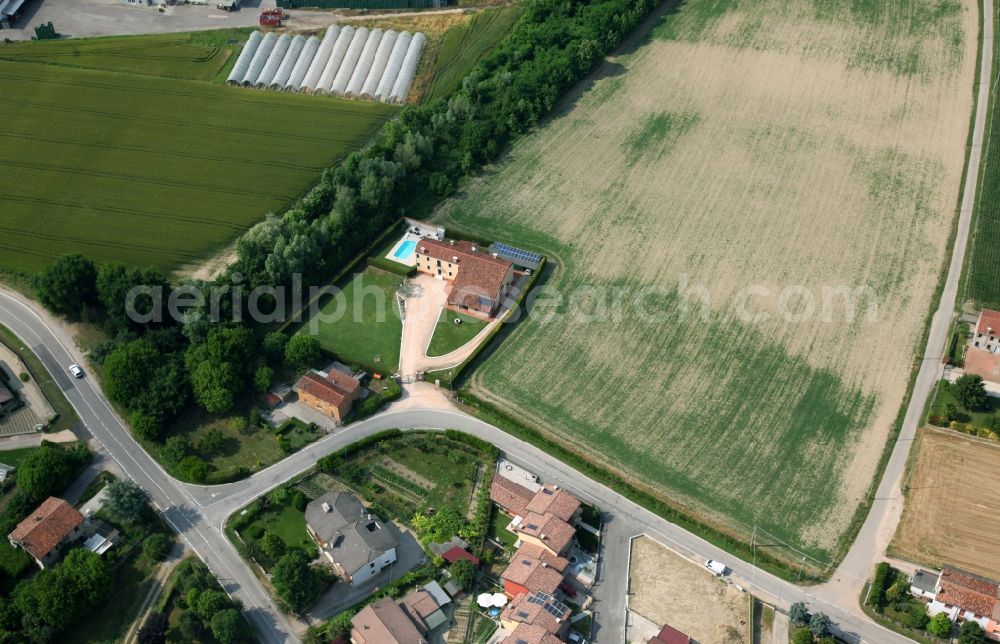 Aerial photograph Minerbe - Luxury villa in residential area of single-family settlement in Minerbe in Venetien, Italy