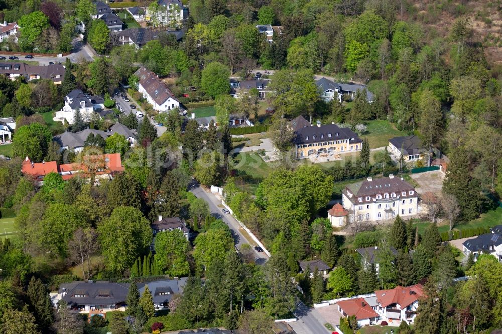 Grünwald from the bird's eye view: Luxury villa in residential area of single-family settlement along the Gabriel-von-Seidl-Strasse in the district Geiselgasteig in Gruenwald in the state Bavaria, Germany