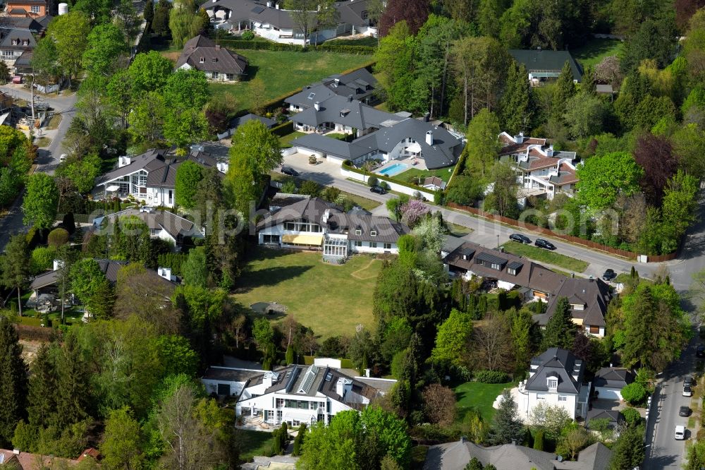 Aerial image Grünwald - Luxury villa in residential area of single-family settlement along the Forsthausstrasse in the district Geiselgasteig in Gruenwald in the state Bavaria, Germany