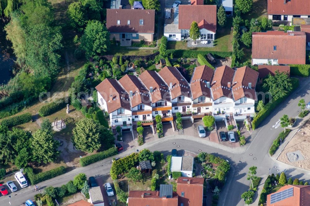 Rheinzabern from the bird's eye view: Villas in residential area of single-family settlement on den Tongruben in Rheinzabern in the state Rhineland-Palatinate, Germany