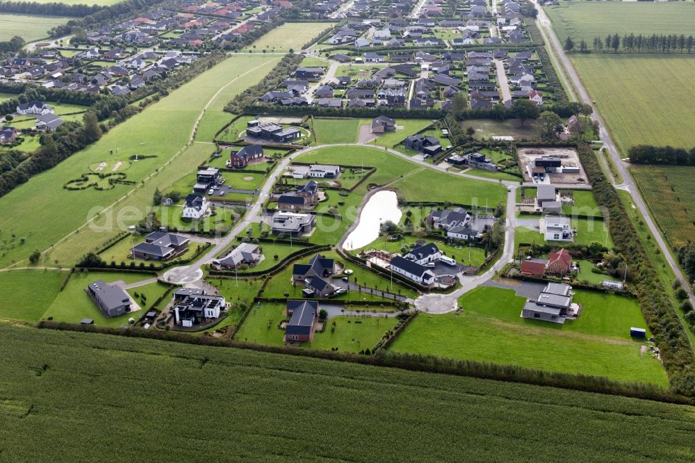 Aerial photograph Tjaereborg - Luxury villas in residential area of single-family settlement in Varde in Juetland, Denmark