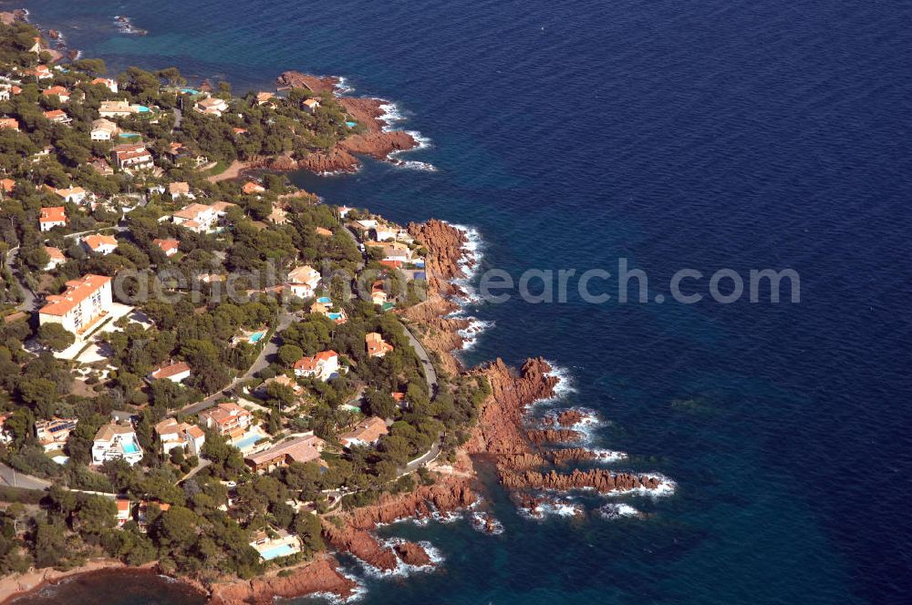 Aerial image Saint-Raphael - Blick auf ein Villenviertel an der Allée du Temple d' Amour und Allée Calvet in Saint-Raphael an der Cote d' Azur in Frankreich.