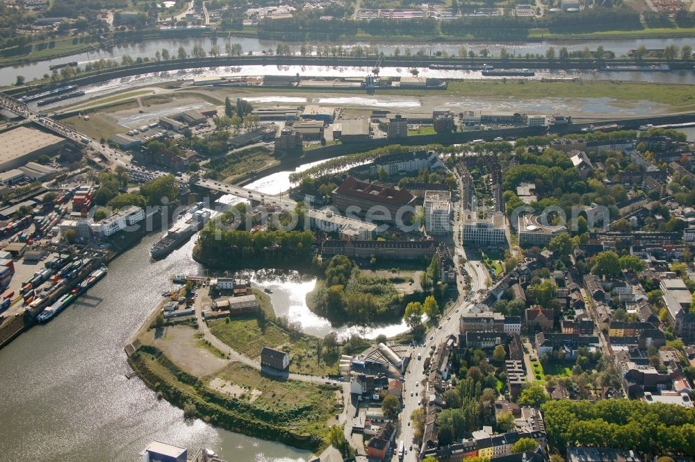 Duisburg from the bird's eye view: View of the Vinckecanal in Duisburg in the state North Rhine-Westphalia