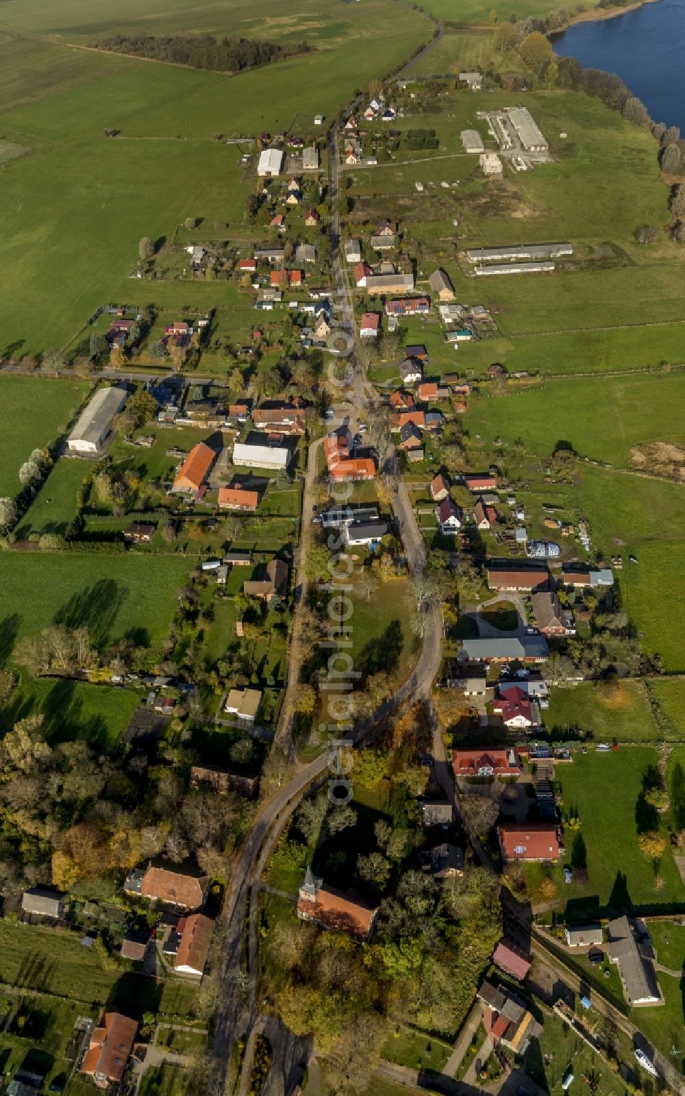 Vipperow from the bird's eye view: The municipality Vipperow along the Dorfstrasse and the Solzower Strasse on the Kleine Müritz in the state Mecklenburg-Western Pomerania. It is a part of Mecklenburg Lake District