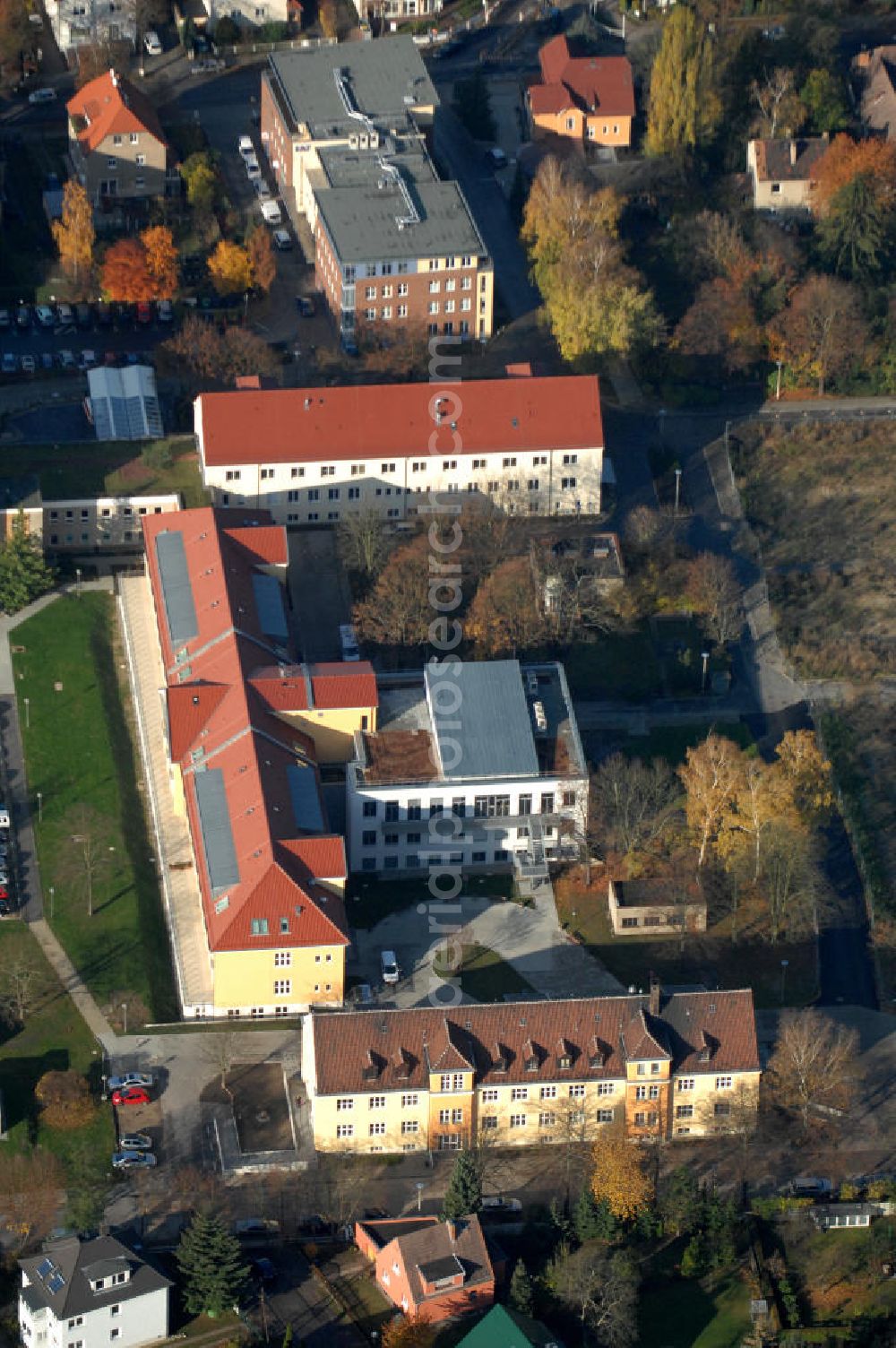 Aerial image Berlin - Blick auf das Vivantes Klinikum in Hellersdorf (ehemaliges Krankenhaus Kaulsdorf) an der Myslowitzer Straße 45 in 12621 Berlin. Das Vivantes Klinikum Hellersdorf ist Akademisches Lehrkrankenhaus der Charité - Universitätsmedizin Berlin. Zum Klinikum gehören unter an derem ein Zentrum für Typ 1 und 2 Diabetes mellitus, ein Schwerpunkt für Gerontopsychiatrie, sowie die Klinik für Psychiatrie, Psychotherapie und Psychosomatik. Derzeit finden umfangreiche Neubau-, Sanierungs- und Umbauarbeiten statt.