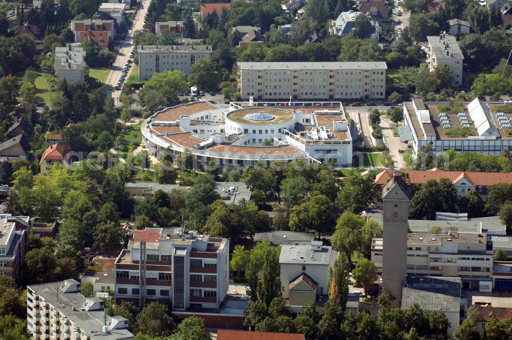 Berlin from the bird's eye view: Blick auf das Vivantes Klinikum in Berlin-Neukölln. Es verfügt über 22 medizinische Fachabteilungen und 1053 Betten. Pro Jahr werden ca. 163.000 Patienten von 1776 Mitarbeitern behandelt und versorgt. Es gibt auch verschiedene Spezialeinrichtungen, z. B. das Institut Raucherprävention. Adresse: Vivantes Klinikum Neukölln, Rudower Straße 48, 12351 Berlin, Tel. +49 (0)30 13014 0, email: info@vivantes.de