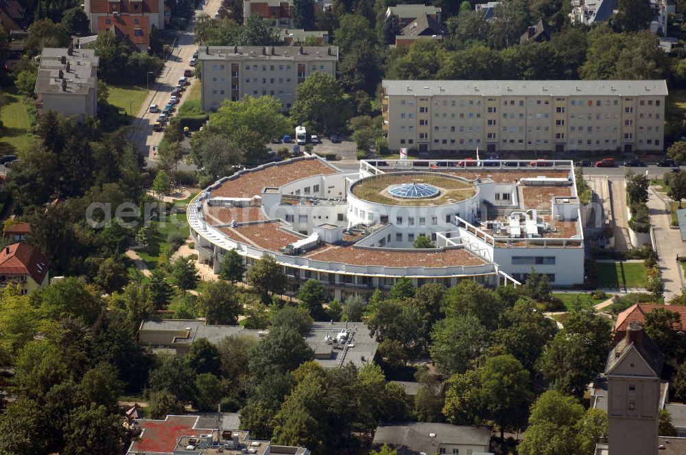 Aerial image Berlin - Blick auf das Vivantes Klinikum in Berlin-Neukölln. Es verfügt über 22 medizinische Fachabteilungen und 1053 Betten. Pro Jahr werden ca. 163.000 Patienten von 1776 Mitarbeitern behandelt und versorgt. Es gibt auch verschiedene Spezialeinrichtungen, z. B. das Institut Raucherprävention. Adresse: Vivantes Klinikum Neukölln, Rudower Straße 48, 12351 Berlin, Tel. +49 (0)30 13014 0, email: info@vivantes.de