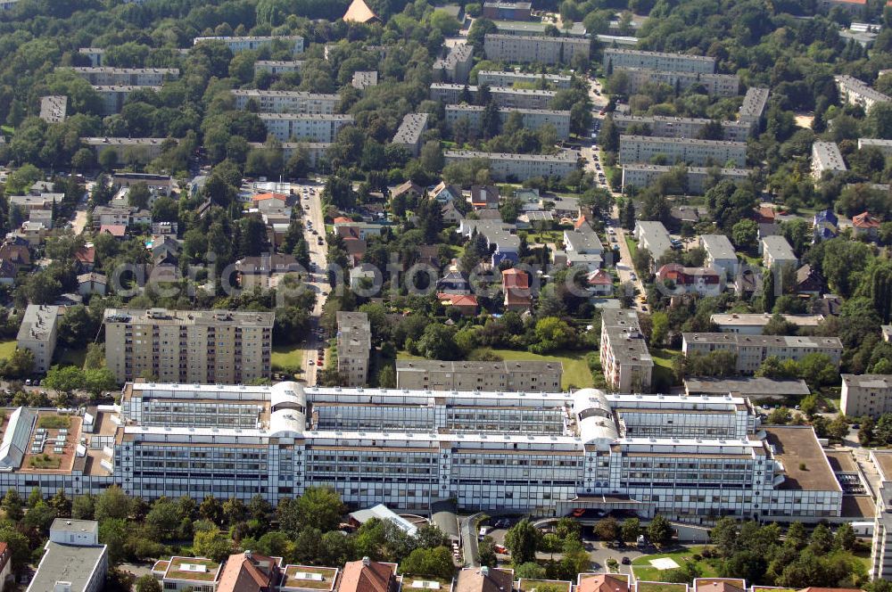 Aerial photograph Berlin - Blick auf das Vivantes Klinikum in Berlin-Neukölln. Es verfügt über 22 medizinische Fachabteilungen und 1053 Betten. Pro Jahr werden ca. 163.000 Patienten von 1776 Mitarbeitern behandelt und versorgt. Es gibt auch verschiedene Spezialeinrichtungen, z. B. das Institut Raucherprävention. Adresse: Vivantes Klinikum Neukölln, Rudower Straße 48, 12351 Berlin, Tel. +49 (0)30 13014 0, email: info@vivantes.de