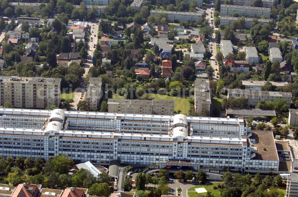 Berlin from above - Blick auf das Vivantes Klinikum in Berlin-Neukölln. Es verfügt über 22 medizinische Fachabteilungen und 1053 Betten. Pro Jahr werden ca. 163.000 Patienten von 1776 Mitarbeitern behandelt und versorgt. Es gibt auch verschiedene Spezialeinrichtungen, z. B. das Institut Raucherprävention. Adresse: Vivantes Klinikum Neukölln, Rudower Straße 48, 12351 Berlin, Tel. +49 (0)30 13014 0, email: info@vivantes.de