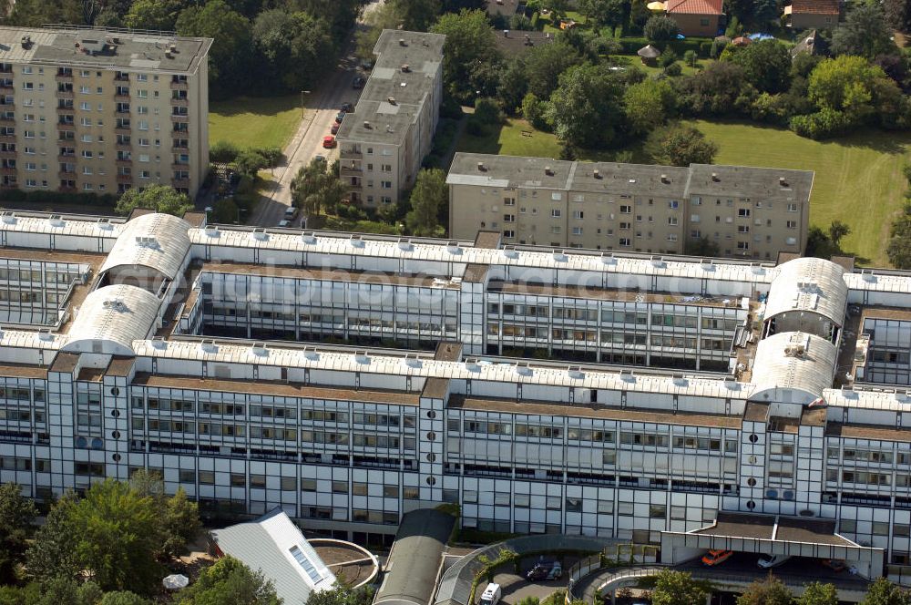 Berlin from the bird's eye view: Blick auf das Vivantes Klinikum in Berlin-Neukölln. Es verfügt über 22 medizinische Fachabteilungen und 1053 Betten. Pro Jahr werden ca. 163.000 Patienten von 1776 Mitarbeitern behandelt und versorgt. Es gibt auch verschiedene Spezialeinrichtungen, z. B. das Institut Raucherprävention. Adresse: Vivantes Klinikum Neukölln, Rudower Straße 48, 12351 Berlin, Tel. +49 (0)30 13014 0, email: info@vivantes.de