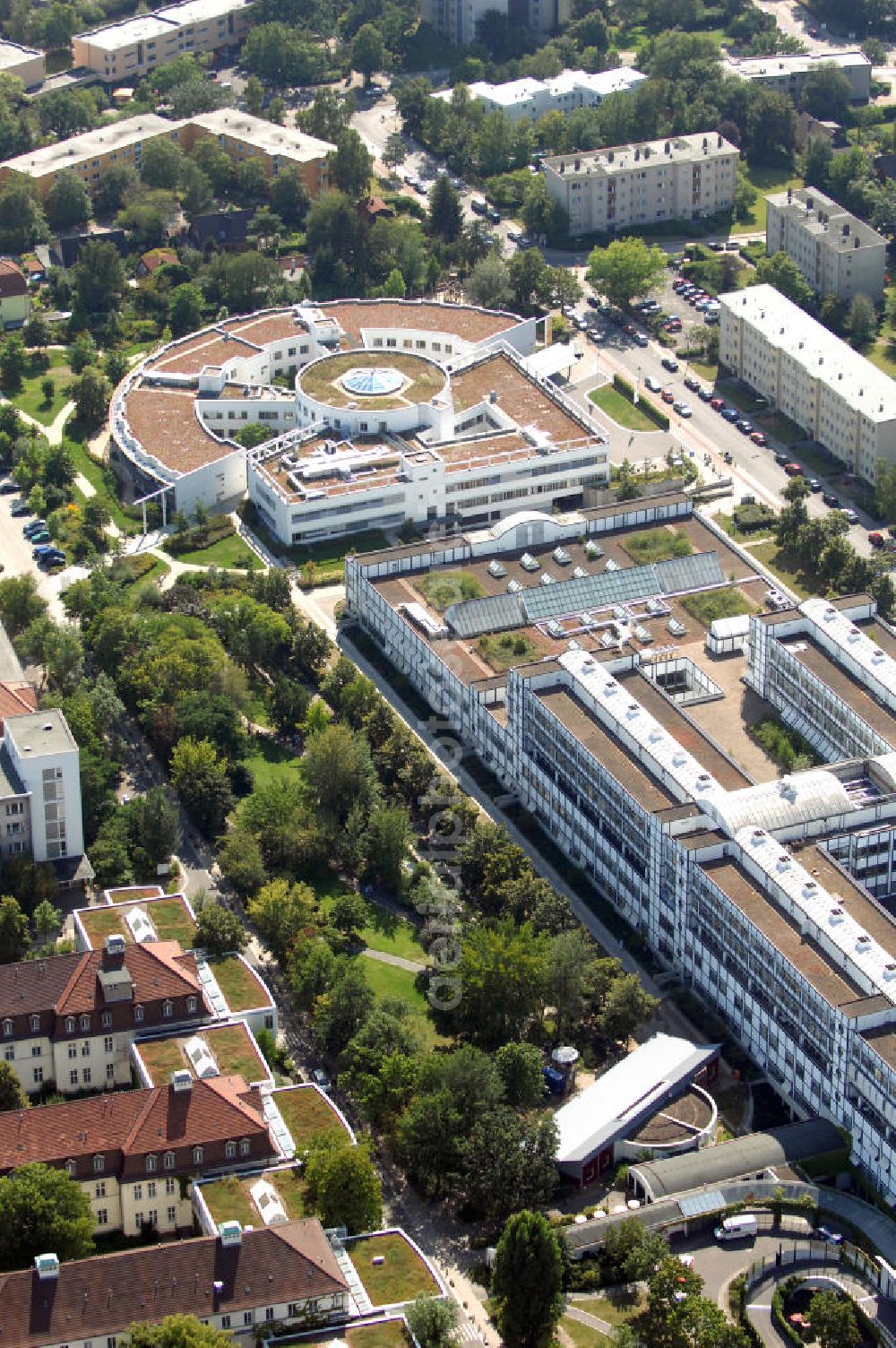 Aerial image Berlin - Blick auf das Vivantes Klinikum in Berlin-Neukölln. Es verfügt über 22 medizinische Fachabteilungen und 1053 Betten. Pro Jahr werden ca. 163.000 Patienten von 1776 Mitarbeitern behandelt und versorgt. Es gibt auch verschiedene Spezialeinrichtungen, z. B. das Institut Raucherprävention. Adresse: Vivantes Klinikum Neukölln, Rudower Straße 48, 12351 Berlin, Tel. +49 (0)30 13014 0, email: info@vivantes.de