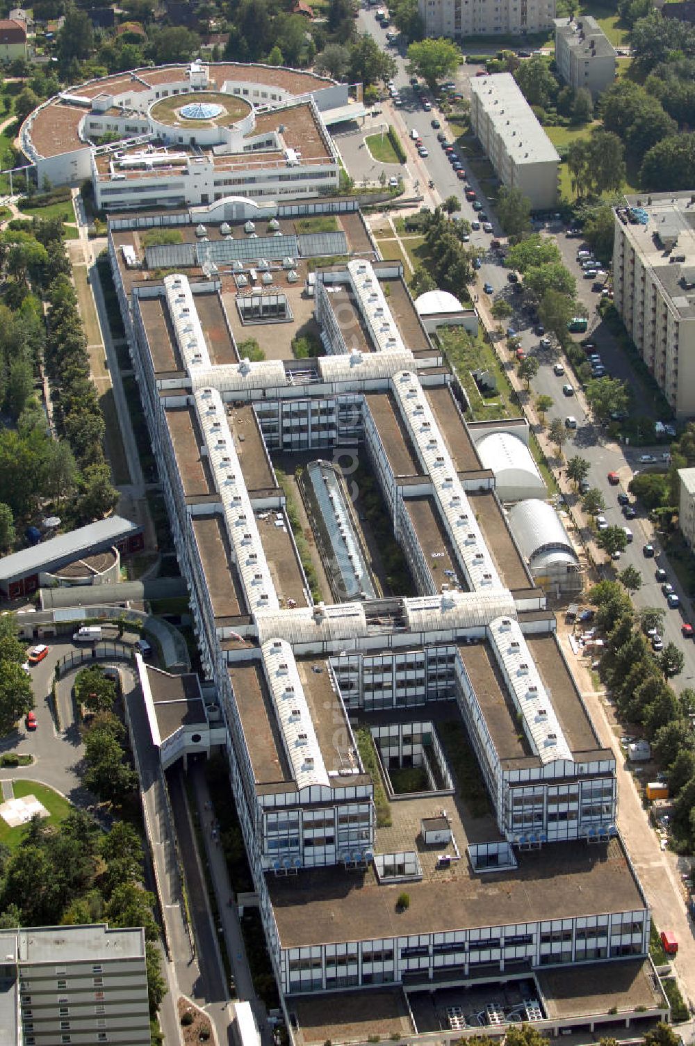 Aerial photograph Berlin - Blick auf das Vivantes Klinikum in Berlin-Neukölln. Es verfügt über 22 medizinische Fachabteilungen und 1053 Betten. Pro Jahr werden ca. 163.000 Patienten von 1776 Mitarbeitern behandelt und versorgt. Es gibt auch verschiedene Spezialeinrichtungen, z. B. das Institut Raucherprävention. Adresse: Vivantes Klinikum Neukölln, Rudower Straße 48, 12351 Berlin, Tel. +49 (0)30 13014 0, email: info@vivantes.de