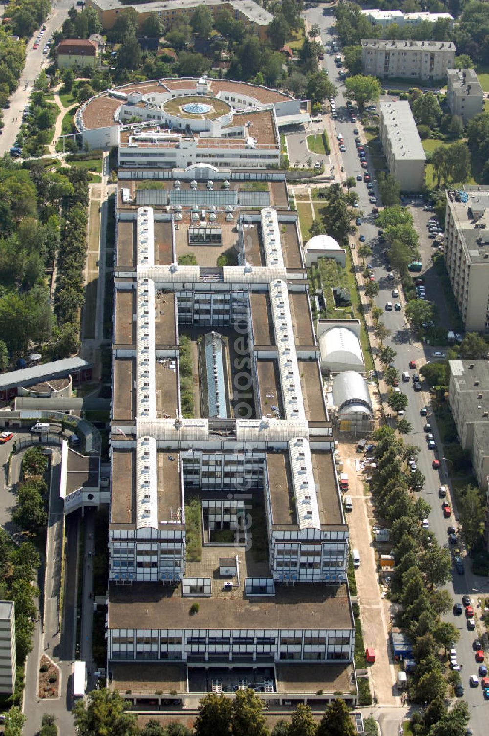 Berlin from above - Blick auf das Vivantes Klinikum in Berlin-Neukölln. Es verfügt über 22 medizinische Fachabteilungen und 1053 Betten. Pro Jahr werden ca. 163.000 Patienten von 1776 Mitarbeitern behandelt und versorgt. Es gibt auch verschiedene Spezialeinrichtungen, z. B. das Institut Raucherprävention. Adresse: Vivantes Klinikum Neukölln, Rudower Straße 48, 12351 Berlin, Tel. +49 (0)30 13014 0, email: info@vivantes.de