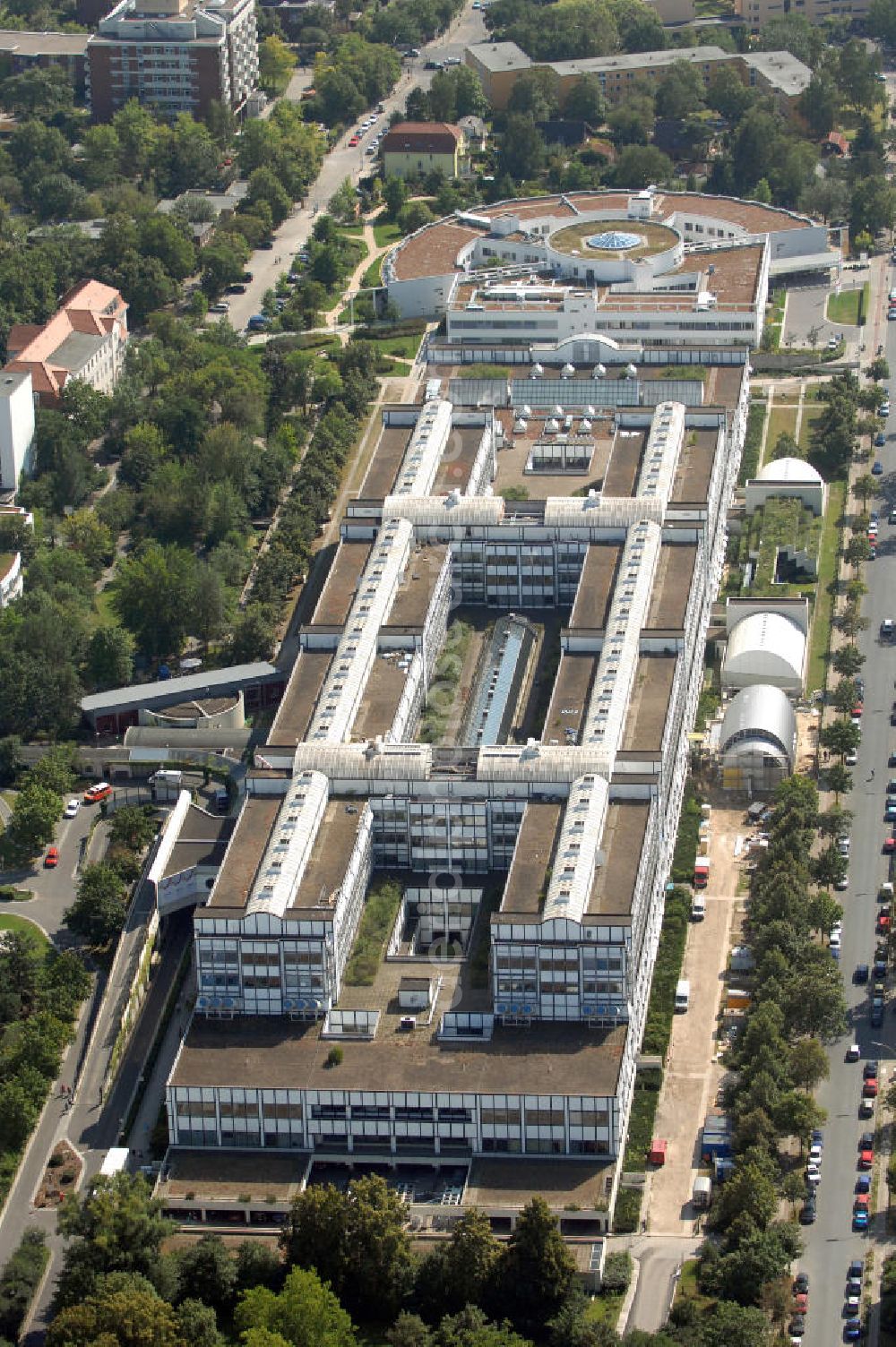 Berlin from the bird's eye view: Blick auf das Vivantes Klinikum in Berlin-Neukölln. Es verfügt über 22 medizinische Fachabteilungen und 1053 Betten. Pro Jahr werden ca. 163.000 Patienten von 1776 Mitarbeitern behandelt und versorgt. Es gibt auch verschiedene Spezialeinrichtungen, z. B. das Institut Raucherprävention. Adresse: Vivantes Klinikum Neukölln, Rudower Straße 48, 12351 Berlin, Tel. +49 (0)30 13014 0, email: info@vivantes.de