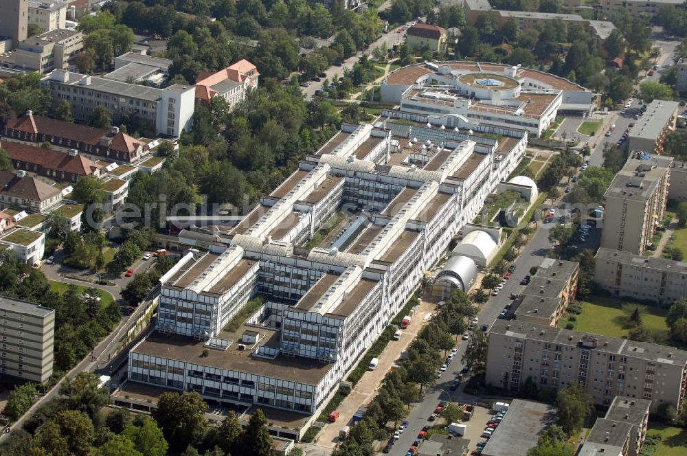 Aerial image Berlin - Blick auf das Vivantes Klinikum in Berlin-Neukölln. Es verfügt über 22 medizinische Fachabteilungen und 1053 Betten. Pro Jahr werden ca. 163.000 Patienten von 1776 Mitarbeitern behandelt und versorgt. Es gibt auch verschiedene Spezialeinrichtungen, z. B. das Institut Raucherprävention. Adresse: Vivantes Klinikum Neukölln, Rudower Straße 48, 12351 Berlin, Tel. +49 (0)30 13014 0, email: info@vivantes.de