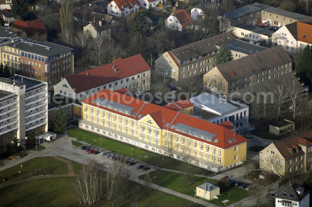 Aerial photograph Berlin - Blick auf das Vivantes Klinikum Hellersdorf an der Myslowitzer Straße 45 in 12621 Berlin.Das Vivantes Klinikum Hellersdorf ist Akademisches Lehrkrankenhaus der Charité - Universitätsmedizin Berlin. Zum Klinikum gehören unter an derem ein Zentrum für Typ 1 und 2 Diabetes mellitus, ein Schwerpunkt für Gerontopsychiatrie, sowie die Kliniken für Schmerztherapie und für Psychiatrie, Psychotherapie und Psychosomatik.