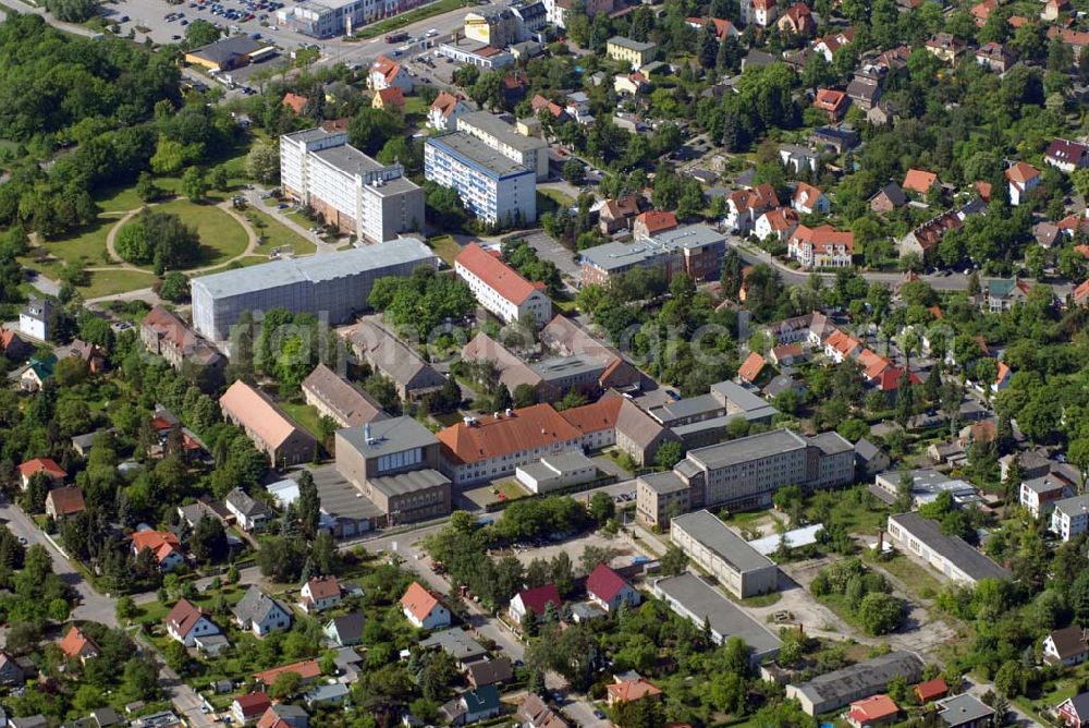 Berlin from above - Hellersdorf 12621 ehemalige Wilhelm-Griesinger-Krankenhaus (heute das Vivantes Klinikum Hellersdorf Standort Brebacher Weg) wurde 1945 zum Teil von der Roten Armee besetzt. Als die Rote Armee 1970 diese Teile der Klinik freigab, wurde in einigen der dieser Gebäude von der SED eine Parteischule für westdeutsche DKP-Funktionäre eingerichtet, die offiziell eine Außenstelle des Franz-Mehring-Instituts der Karl-Marx-Universität Leipzig war. Die Schule war bis 1989 in Betrieb. Vivantes Klinikum Hellersdorf; Myslowitzer Straße 45; 12621 Berlin; Tel: + 49 [30] 5651-0