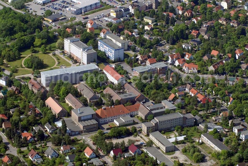 Berlin from the bird's eye view: Hellersdorf 12621 ehemalige Wilhelm-Griesinger-Krankenhaus (heute das Vivantes Klinikum Hellersdorf Standort Brebacher Weg) wurde 1945 zum Teil von der Roten Armee besetzt. Als die Rote Armee 1970 diese Teile der Klinik freigab, wurde in einigen der dieser Gebäude von der SED eine Parteischule für westdeutsche DKP-Funktionäre eingerichtet, die offiziell eine Außenstelle des Franz-Mehring-Instituts der Karl-Marx-Universität Leipzig war. Die Schule war bis 1989 in Betrieb. Vivantes Klinikum Hellersdorf; Myslowitzer Straße 45; 12621 Berlin; Tel: + 49 [30] 5651-0