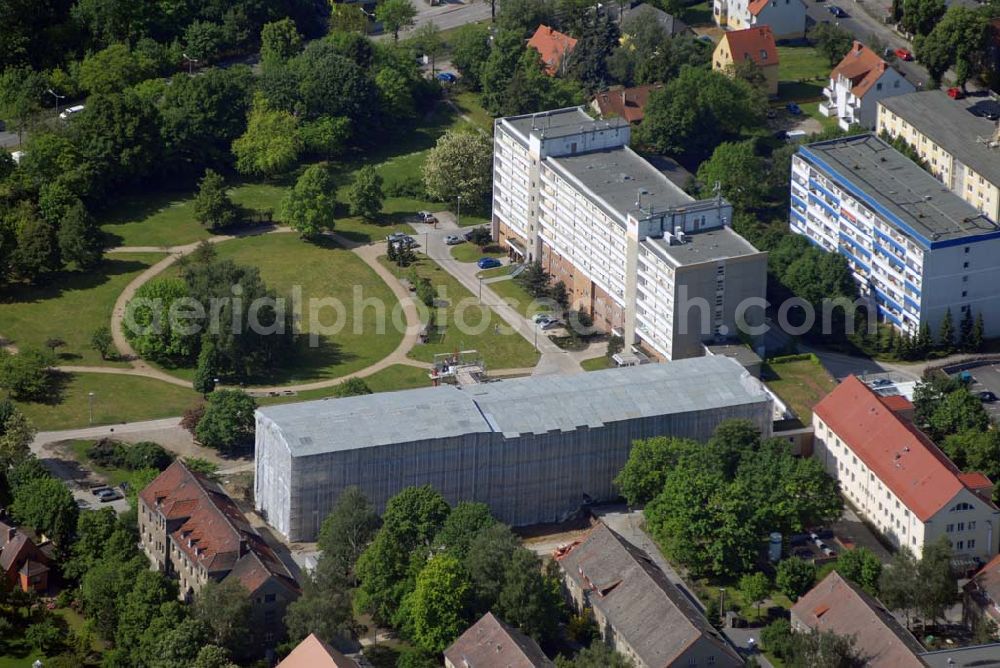 Aerial image Berlin - Hellersdorf 12621 ehemalige Wilhelm-Griesinger-Krankenhaus (heute das Vivantes Klinikum Hellersdorf Standort Brebacher Weg) wurde 1945 zum Teil von der Roten Armee besetzt. Als die Rote Armee 1970 diese Teile der Klinik freigab, wurde in einigen der dieser Gebäude von der SED eine Parteischule für westdeutsche DKP-Funktionäre eingerichtet, die offiziell eine Außenstelle des Franz-Mehring-Instituts der Karl-Marx-Universität Leipzig war. Die Schule war bis 1989 in Betrieb. Vivantes Klinikum Hellersdorf; Myslowitzer Straße 45; 12621 Berlin; Tel: + 49 [30] 5651-0