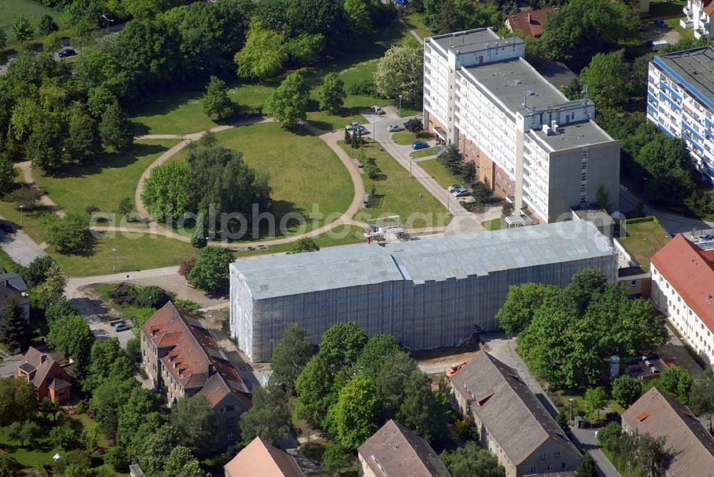 Aerial photograph Berlin - Hellersdorf 12621 ehemalige Wilhelm-Griesinger-Krankenhaus (heute das Vivantes Klinikum Hellersdorf Standort Brebacher Weg) wurde 1945 zum Teil von der Roten Armee besetzt. Als die Rote Armee 1970 diese Teile der Klinik freigab, wurde in einigen der dieser Gebäude von der SED eine Parteischule für westdeutsche DKP-Funktionäre eingerichtet, die offiziell eine Außenstelle des Franz-Mehring-Instituts der Karl-Marx-Universität Leipzig war. Die Schule war bis 1989 in Betrieb. Vivantes Klinikum Hellersdorf; Myslowitzer Straße 45; 12621 Berlin; Tel: + 49 [30] 5651-0