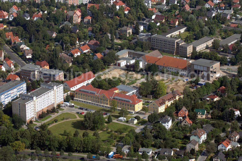 Aerial image Berlin - Blick auf das Vivantes Klinikum in Hellersdorf (ehemaliges Krankenhaus Kaulsdorf) an der Myslowitzer Straße 45 in 12621 Berlin. Das Vivantes Klinikum Hellersdorf ist Akademisches Lehrkrankenhaus der Charité - Universitätsmedizin Berlin. Zum Klinikum gehören unter an derem ein Zentrum für Typ 1 und 2 Diabetes mellitus, ein Schwerpunkt für Gerontopsychiatrie, sowie die Klinik für Psychiatrie, Psychotherapie und Psychosomatik. Derzeit finden umfangreiche Neubau-, Sanierungs- und Umbauarbeiten statt.