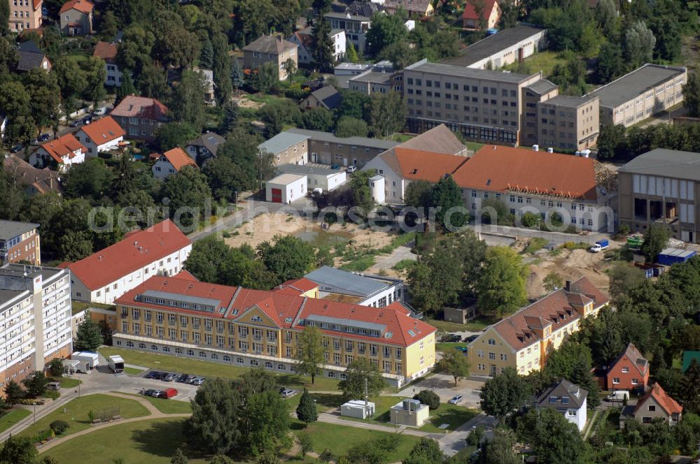 Aerial photograph Berlin - Blick auf das Vivantes Klinikum in Hellersdorf (ehemaliges Krankenhaus Kaulsdorf) an der Myslowitzer Straße 45 in 12621 Berlin. Das Vivantes Klinikum Hellersdorf ist Akademisches Lehrkrankenhaus der Charité - Universitätsmedizin Berlin. Zum Klinikum gehören unter an derem ein Zentrum für Typ 1 und 2 Diabetes mellitus, ein Schwerpunkt für Gerontopsychiatrie, sowie die Klinik für Psychiatrie, Psychotherapie und Psychosomatik. Derzeit finden umfangreiche Neubau-, Sanierungs- und Umbauarbeiten statt.