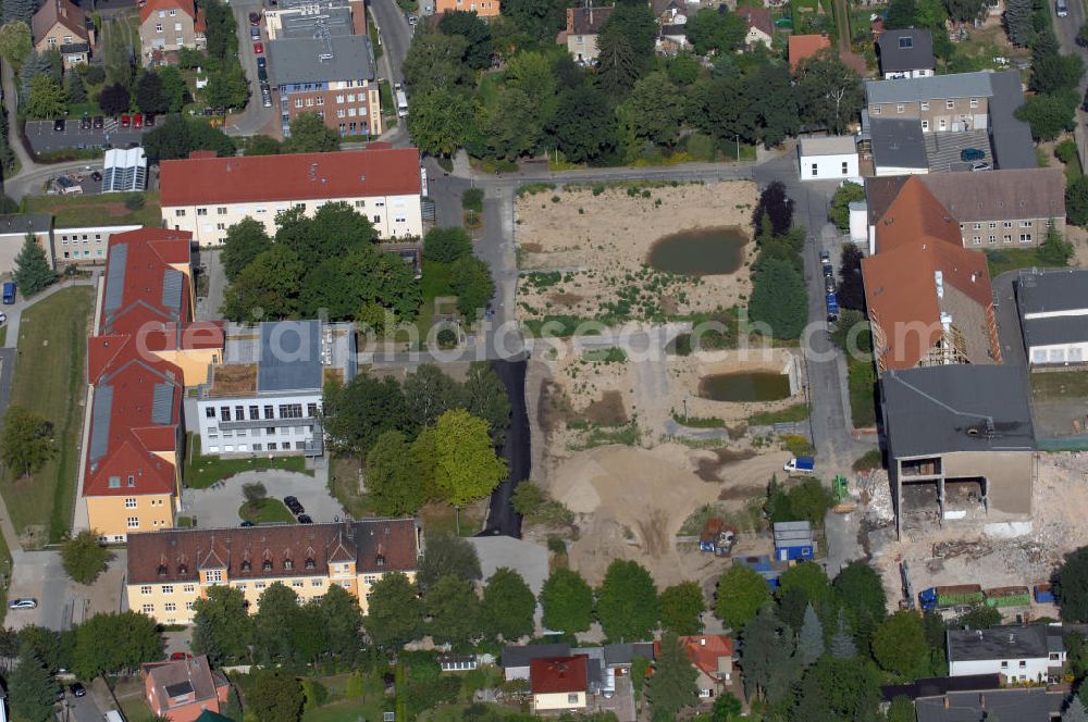 Berlin from above - Blick auf das Vivantes Klinikum in Hellersdorf (ehemaliges Krankenhaus Kaulsdorf) an der Myslowitzer Straße 45 in 12621 Berlin. Das Vivantes Klinikum Hellersdorf ist Akademisches Lehrkrankenhaus der Charité - Universitätsmedizin Berlin. Zum Klinikum gehören unter an derem ein Zentrum für Typ 1 und 2 Diabetes mellitus, ein Schwerpunkt für Gerontopsychiatrie, sowie die Klinik für Psychiatrie, Psychotherapie und Psychosomatik. Derzeit finden umfangreiche Neubau-, Sanierungs- und Umbauarbeiten statt.