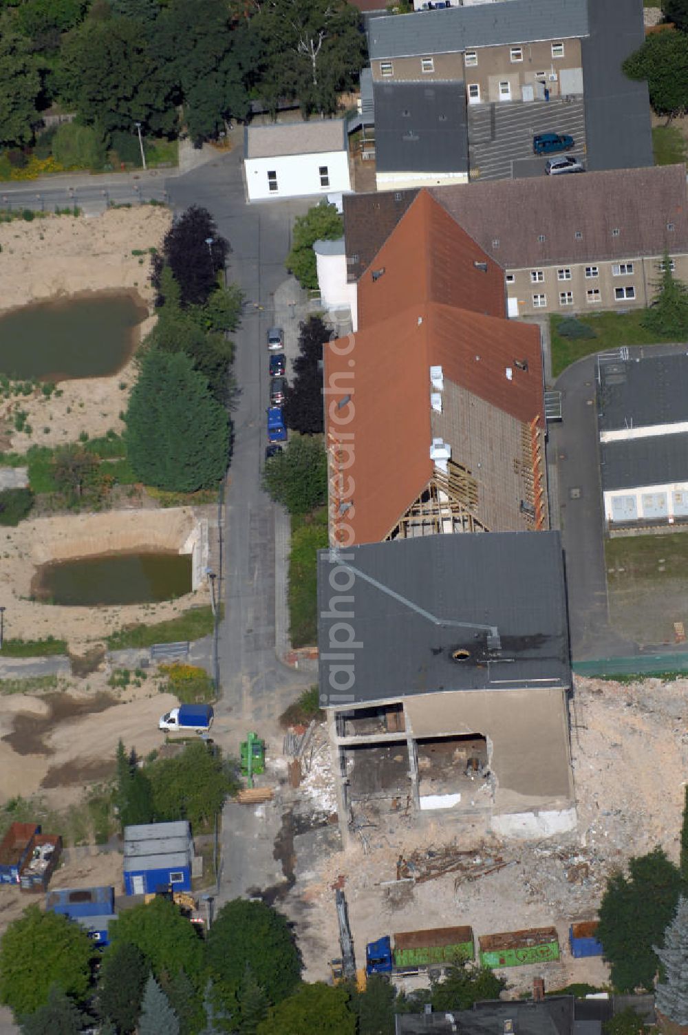 Berlin from the bird's eye view: Blick auf das Vivantes Klinikum in Hellersdorf (ehemaliges Krankenhaus Kaulsdorf) an der Myslowitzer Straße 45 in 12621 Berlin. Das Vivantes Klinikum Hellersdorf ist Akademisches Lehrkrankenhaus der Charité - Universitätsmedizin Berlin. Zum Klinikum gehören unter an derem ein Zentrum für Typ 1 und 2 Diabetes mellitus, ein Schwerpunkt für Gerontopsychiatrie, sowie die Klinik für Psychiatrie, Psychotherapie und Psychosomatik. Derzeit finden umfangreiche Neubau-, Sanierungs- und Umbauarbeiten statt.