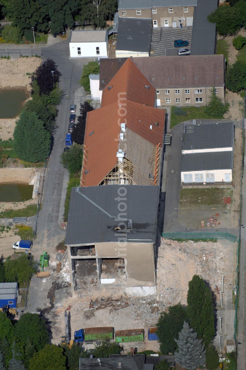 Aerial image Berlin - Blick auf das Vivantes Klinikum in Hellersdorf (ehemaliges Krankenhaus Kaulsdorf) an der Myslowitzer Straße 45 in 12621 Berlin. Das Vivantes Klinikum Hellersdorf ist Akademisches Lehrkrankenhaus der Charité - Universitätsmedizin Berlin. Zum Klinikum gehören unter an derem ein Zentrum für Typ 1 und 2 Diabetes mellitus, ein Schwerpunkt für Gerontopsychiatrie, sowie die Klinik für Psychiatrie, Psychotherapie und Psychosomatik. Derzeit finden umfangreiche Neubau-, Sanierungs- und Umbauarbeiten statt.