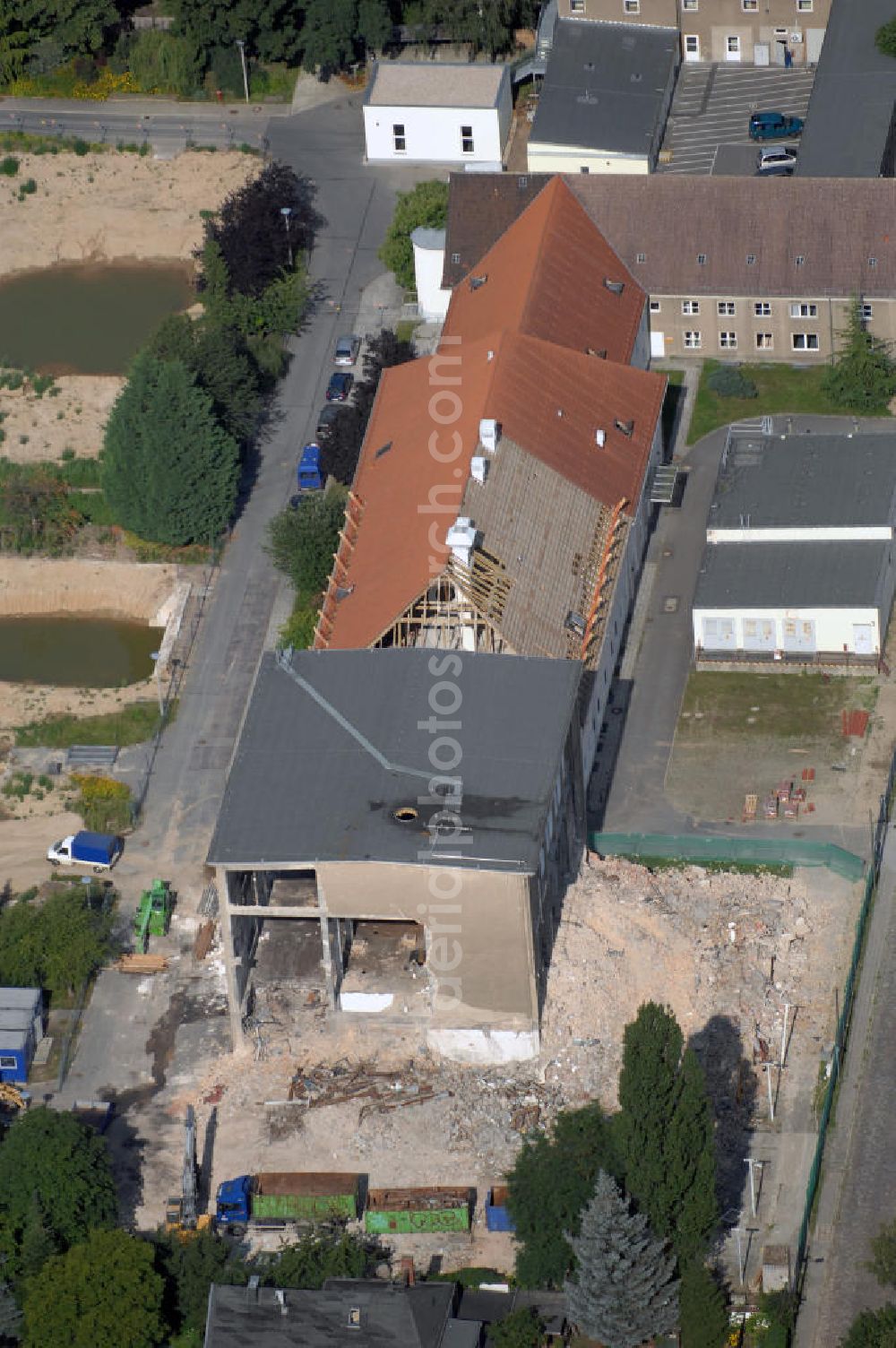 Aerial photograph Berlin - Blick auf das Vivantes Klinikum in Hellersdorf (ehemaliges Krankenhaus Kaulsdorf) an der Myslowitzer Straße 45 in 12621 Berlin. Das Vivantes Klinikum Hellersdorf ist Akademisches Lehrkrankenhaus der Charité - Universitätsmedizin Berlin. Zum Klinikum gehören unter an derem ein Zentrum für Typ 1 und 2 Diabetes mellitus, ein Schwerpunkt für Gerontopsychiatrie, sowie die Klinik für Psychiatrie, Psychotherapie und Psychosomatik. Derzeit finden umfangreiche Neubau-, Sanierungs- und Umbauarbeiten statt.