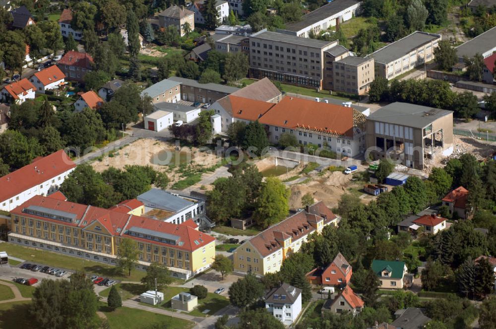 Berlin from above - Blick auf das Vivantes Klinikum in Hellersdorf (ehemaliges Krankenhaus Kaulsdorf) an der Myslowitzer Straße 45 in 12621 Berlin. Das Vivantes Klinikum Hellersdorf ist Akademisches Lehrkrankenhaus der Charité - Universitätsmedizin Berlin. Zum Klinikum gehören unter an derem ein Zentrum für Typ 1 und 2 Diabetes mellitus, ein Schwerpunkt für Gerontopsychiatrie, sowie die Klinik für Psychiatrie, Psychotherapie und Psychosomatik. Derzeit finden umfangreiche Neubau-, Sanierungs- und Umbauarbeiten statt.