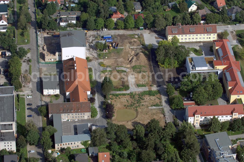 Berlin from above - Blick auf das Vivantes Klinikum in Hellersdorf (ehemaliges Krankenhaus Kaulsdorf) an der Myslowitzer Straße 45 in 12621 Berlin. Das Vivantes Klinikum Hellersdorf ist Akademisches Lehrkrankenhaus der Charité - Universitätsmedizin Berlin. Zum Klinikum gehören unter an derem ein Zentrum für Typ 1 und 2 Diabetes mellitus, ein Schwerpunkt für Gerontopsychiatrie, sowie die Klinik für Psychiatrie, Psychotherapie und Psychosomatik. Derzeit finden umfangreiche Neubau-, Sanierungs- und Umbauarbeiten statt.