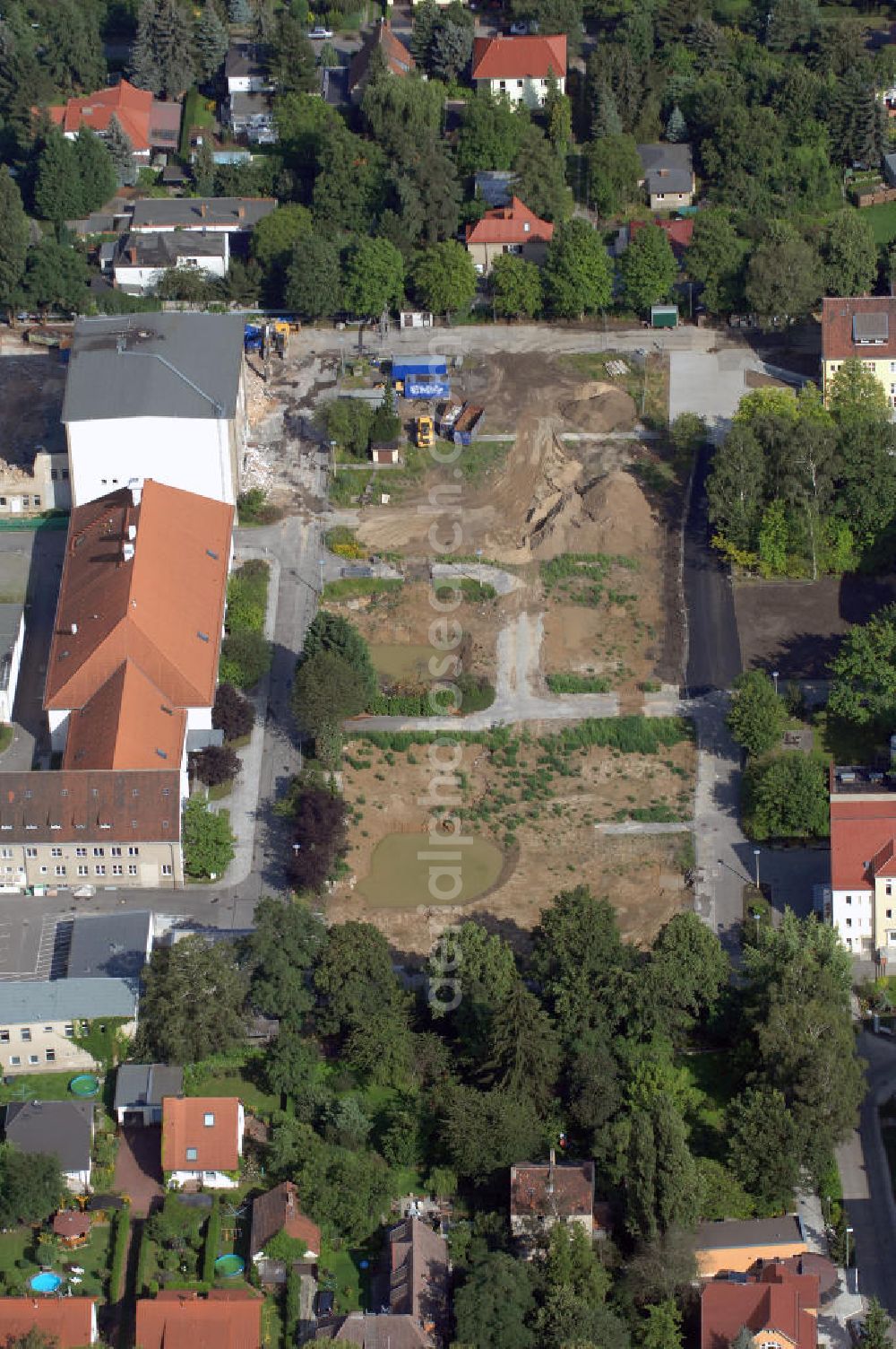 Berlin from the bird's eye view: Blick auf das Vivantes Klinikum in Hellersdorf (ehemaliges Krankenhaus Kaulsdorf) an der Myslowitzer Straße 45 in 12621 Berlin. Das Vivantes Klinikum Hellersdorf ist Akademisches Lehrkrankenhaus der Charité - Universitätsmedizin Berlin. Zum Klinikum gehören unter an derem ein Zentrum für Typ 1 und 2 Diabetes mellitus, ein Schwerpunkt für Gerontopsychiatrie, sowie die Klinik für Psychiatrie, Psychotherapie und Psychosomatik. Derzeit finden umfangreiche Neubau-, Sanierungs- und Umbauarbeiten statt.