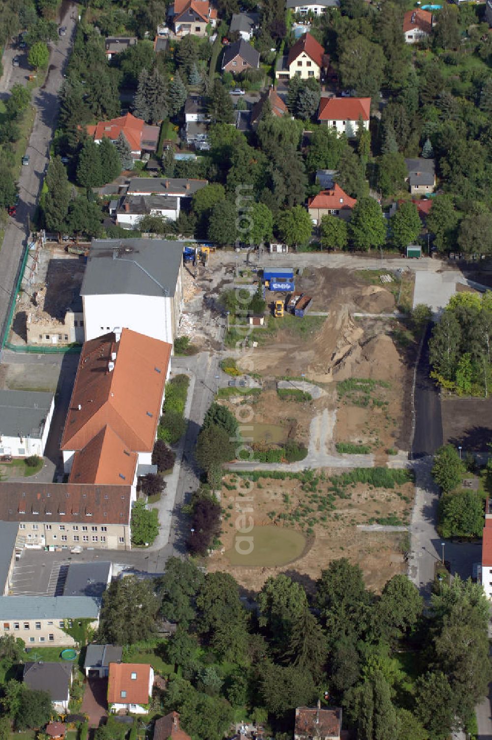 Aerial image Berlin - Blick auf das Vivantes Klinikum in Hellersdorf (ehemaliges Krankenhaus Kaulsdorf) an der Myslowitzer Straße 45 in 12621 Berlin. Das Vivantes Klinikum Hellersdorf ist Akademisches Lehrkrankenhaus der Charité - Universitätsmedizin Berlin. Zum Klinikum gehören unter an derem ein Zentrum für Typ 1 und 2 Diabetes mellitus, ein Schwerpunkt für Gerontopsychiatrie, sowie die Klinik für Psychiatrie, Psychotherapie und Psychosomatik. Derzeit finden umfangreiche Neubau-, Sanierungs- und Umbauarbeiten statt.