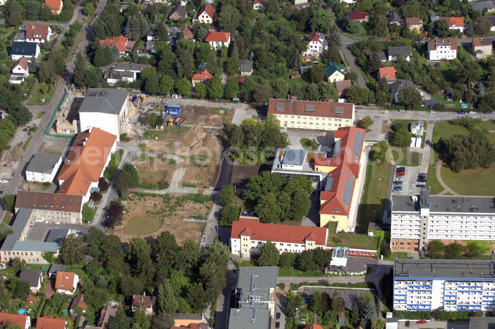 Aerial photograph Berlin - Blick auf das Vivantes Klinikum in Hellersdorf (ehemaliges Krankenhaus Kaulsdorf) an der Myslowitzer Straße 45 in 12621 Berlin. Das Vivantes Klinikum Hellersdorf ist Akademisches Lehrkrankenhaus der Charité - Universitätsmedizin Berlin. Zum Klinikum gehören unter an derem ein Zentrum für Typ 1 und 2 Diabetes mellitus, ein Schwerpunkt für Gerontopsychiatrie, sowie die Klinik für Psychiatrie, Psychotherapie und Psychosomatik. Derzeit finden umfangreiche Neubau-, Sanierungs- und Umbauarbeiten statt.