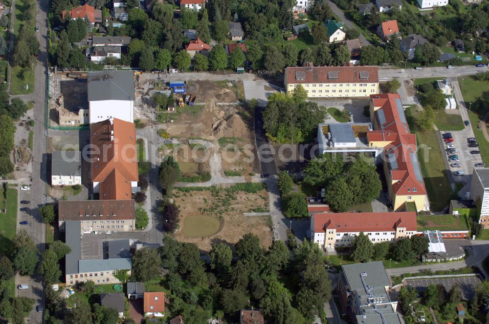 Berlin from above - Blick auf das Vivantes Klinikum in Hellersdorf (ehemaliges Krankenhaus Kaulsdorf) an der Myslowitzer Straße 45 in 12621 Berlin. Das Vivantes Klinikum Hellersdorf ist Akademisches Lehrkrankenhaus der Charité - Universitätsmedizin Berlin. Zum Klinikum gehören unter an derem ein Zentrum für Typ 1 und 2 Diabetes mellitus, ein Schwerpunkt für Gerontopsychiatrie, sowie die Klinik für Psychiatrie, Psychotherapie und Psychosomatik. Derzeit finden umfangreiche Neubau-, Sanierungs- und Umbauarbeiten statt.