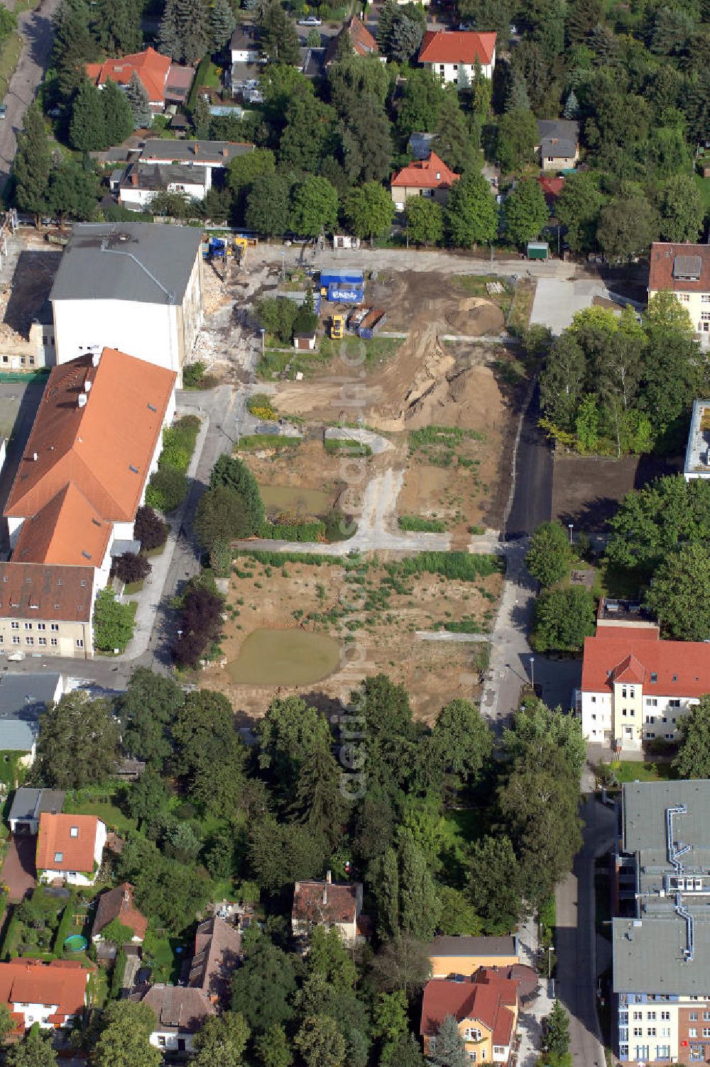 Aerial photograph Berlin - Blick auf das Vivantes Klinikum in Marzahn-Hellersdorf, das ehemalige Krankenhaus Kaulsdorf an der Myslowitzer Straße 45 in 12621 Berlin. Das Vivantes Klinikum Hellersdorf ist ein akademisches Lehrkrankenhaus der Charité - Universitätsmedizin Berlin. Zum Klinikum gehören unter an derem ein Zentrum für Typ 1 und 2 Diabetes mellitus, ein Schwerpunkt für Gerontopsychiatrie, sowie die Klinik für Psychiatrie, Psychotherapie und Psychosomatik. Derzeit finden umfangreiche Neubau-, Sanierungs- und Umbauarbeiten statt. Kontakt: