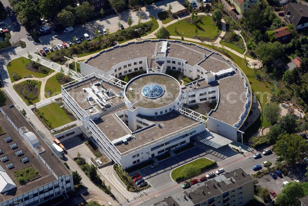 Aerial image Berlin-Neukölln - Blick auf das Vivantes-Klinikum Neukölln mit dem Erweiterungsneubau am Rotkehlchenweg / Rotschwanzweg an der Rudower Chaussee.