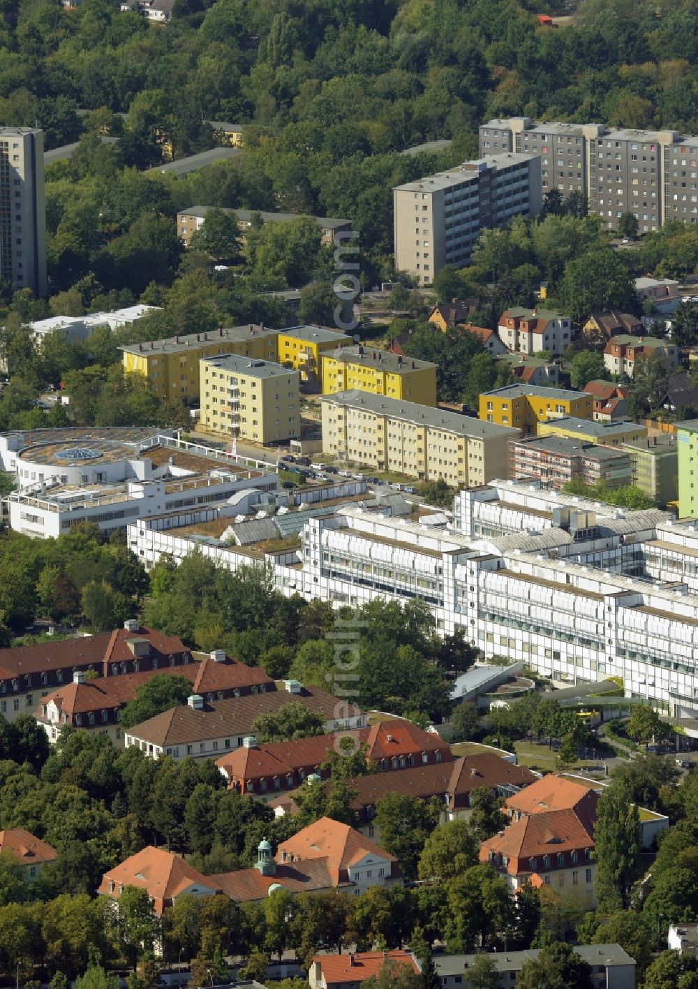 Berlin from the bird's eye view: The Vivantes Hospital Neukoelln in Berlin in the district Britz. The hospital at the Rudower Strasse is an academic teaching hospital by the Charité-Universitaetsmedizin Berlin. The building was designed by architect Reinhold Kiehl