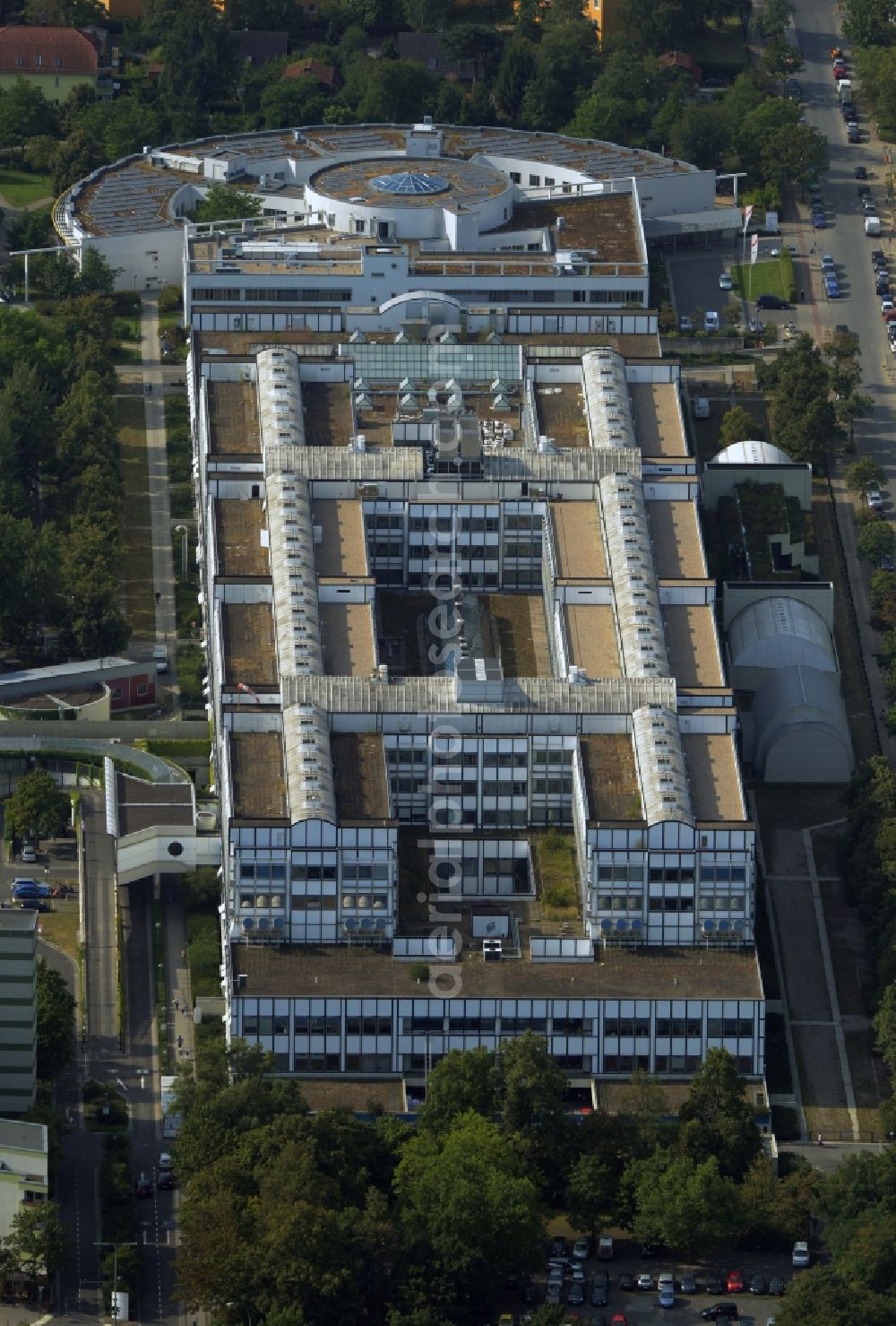 Berlin from above - The Vivantes Hospital Neukoelln in Berlin in the district Britz. The hospital at the Rudower Strasse is an academic teaching hospital by the Charité-Universitaetsmedizin Berlin. The building was designed by architect Reinhold Kiehl